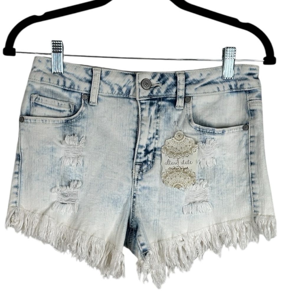 Altar'd State Distressed Summer Spring Casual Denim Light Wash Jean Shorts Sz 26